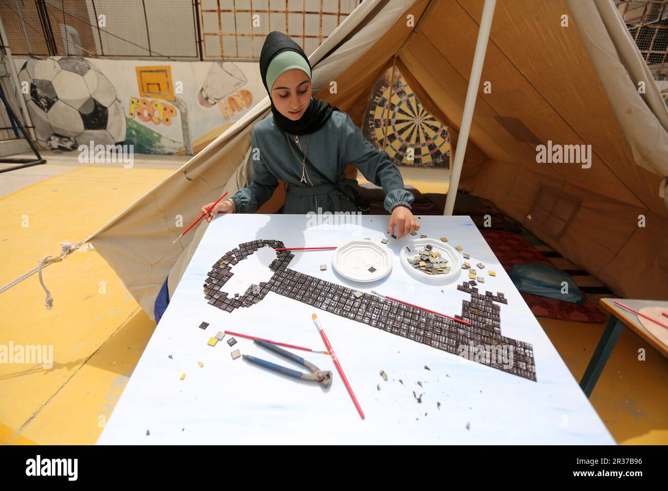 Gaza, Palestine. 22nd mai 2023. Une fille palestinienne tire la soi-disant "clé du retour", lors de la commémoration du soixante-quinzième anniversaire de la "Nakba palestinienne" en 1948 à Khan Yunis, dans le sud de la bande de Gaza. Crédit : SOPA Images Limited/Alamy Live News Banque D'Images