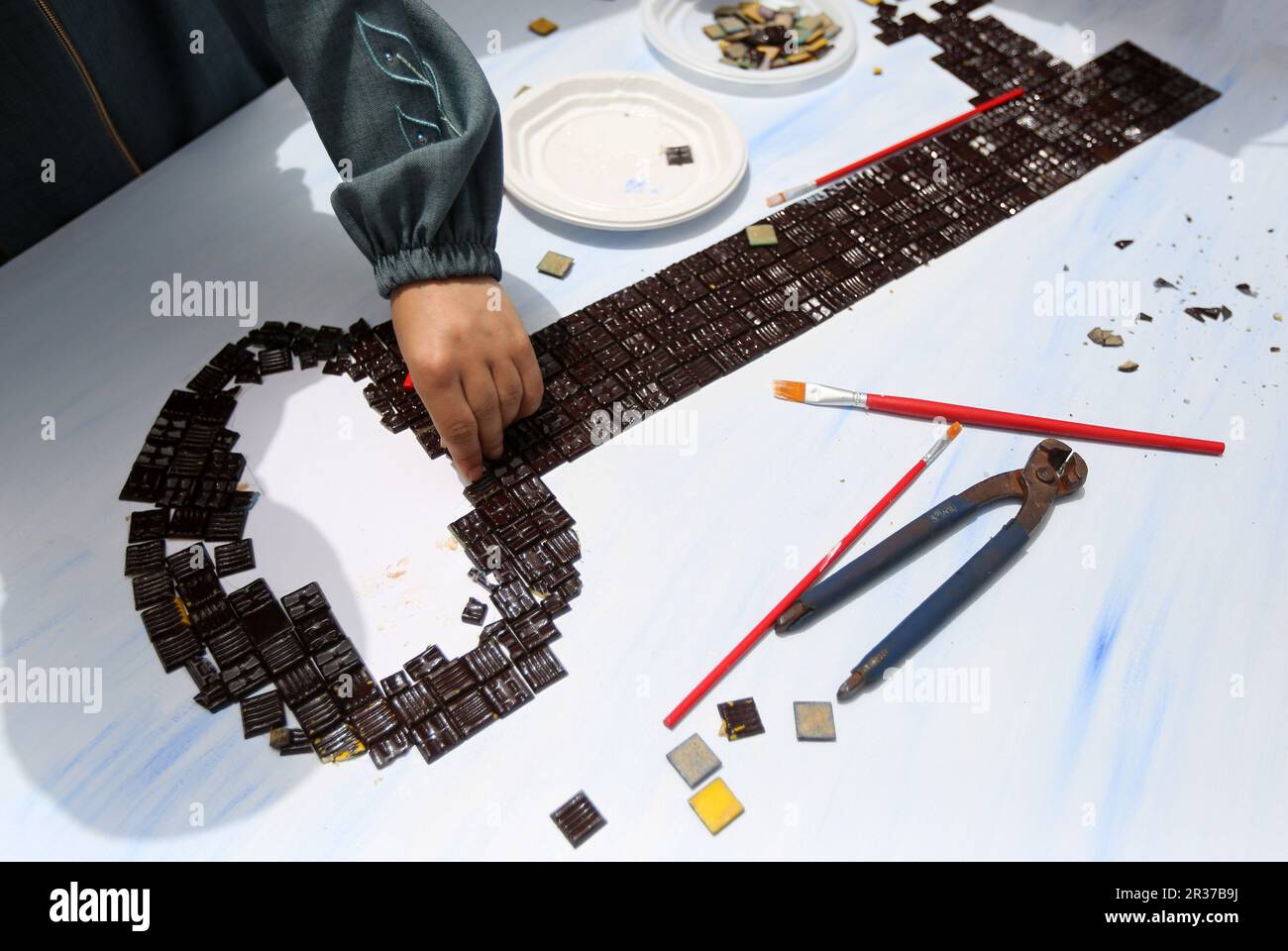 Gaza, Palestine. 22nd mai 2023. Une fille palestinienne tire la soi-disant "clé du retour", lors de la commémoration du soixante-quinzième anniversaire de la "Nakba palestinienne" en 1948 à Khan Yunis, dans le sud de la bande de Gaza. Crédit : SOPA Images Limited/Alamy Live News Banque D'Images