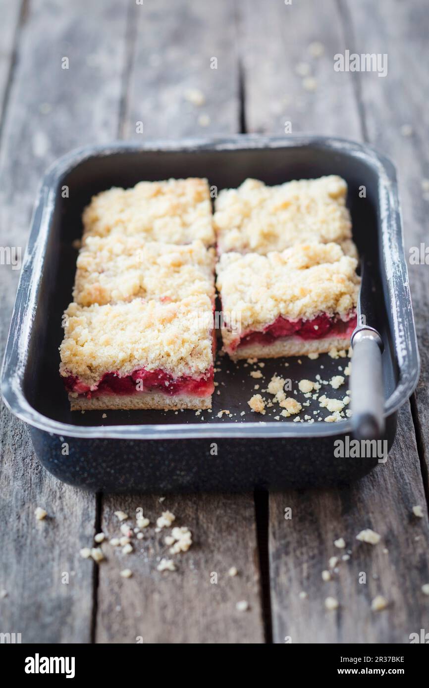 Gâteau à la rhubarbe et à la strudel aux fraises Banque D'Images