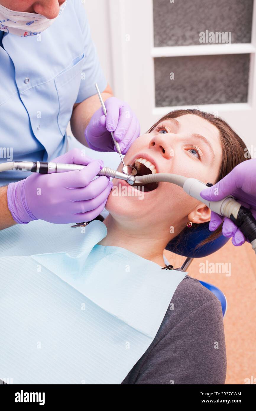 Le dentiste traite les dents à l'aide d'instruments dentaires Banque D'Images