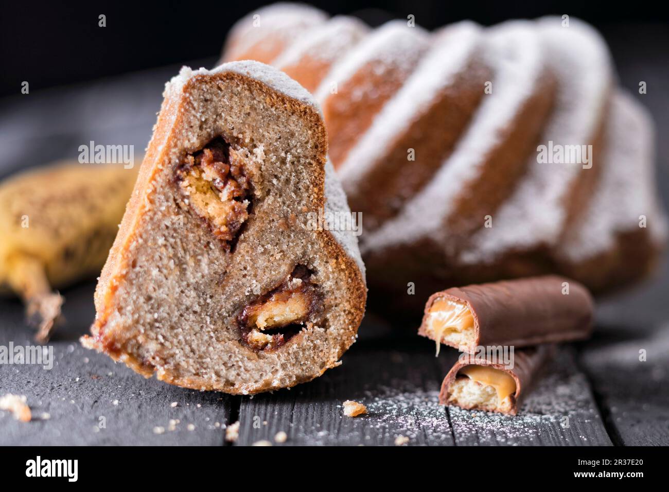 Gugelhupf avec du chocolat et caramel barres biscuit Banque D'Images