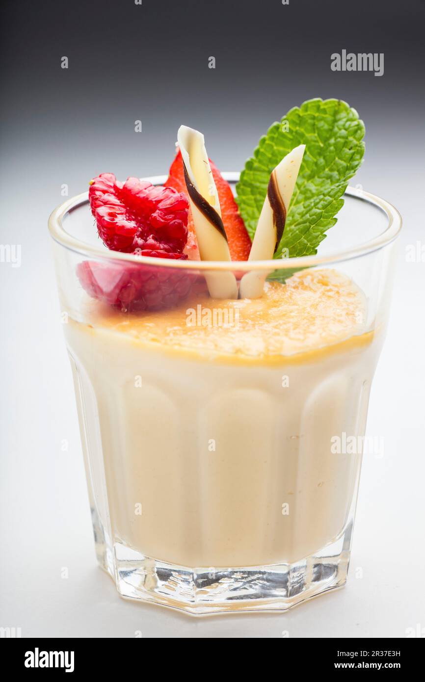 Crème de chocolat blanc avec des framboises et de la menthe Banque D'Images