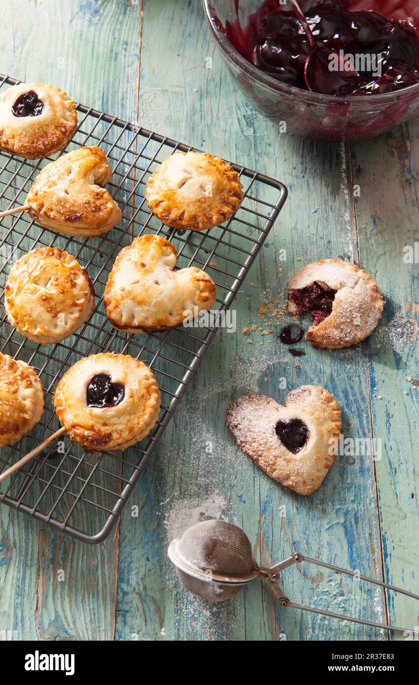 Cherry pie pops (petits pâtés sur cerise bâtonnets) Banque D'Images