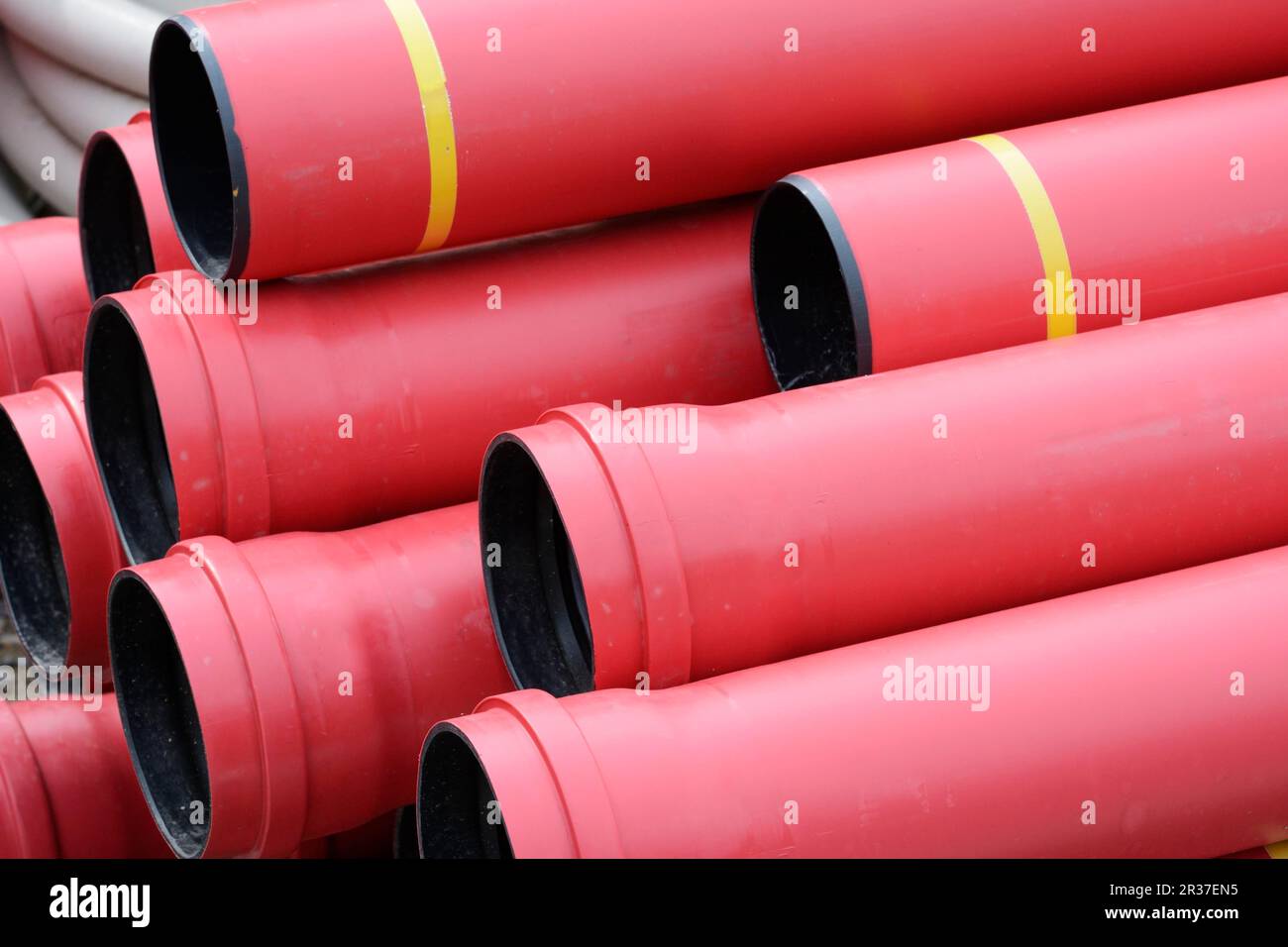 Matériau de construction d'égouts : pile de tuyaux en plastique Banque D'Images