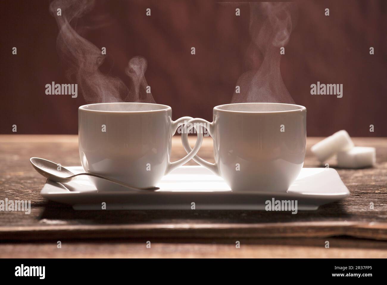 Deux tasses à café à la vapeur avec poignées emboîtables Banque D'Images
