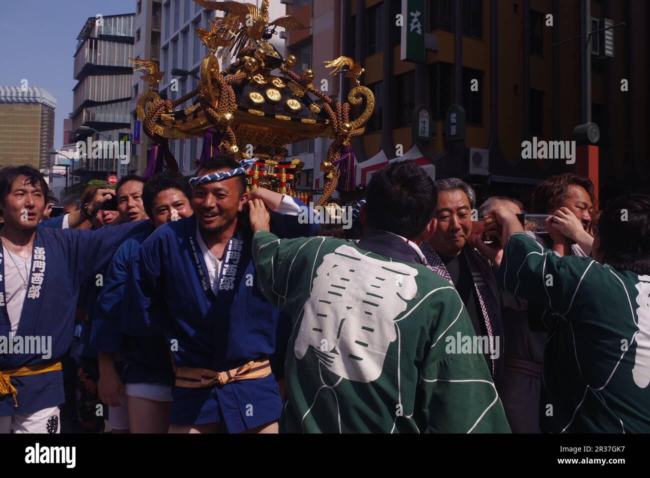 Porter le mikoshi (Sanctuaire portable) au festival de Sanja à Asakusa, Tokyo, Japon Banque D'Images