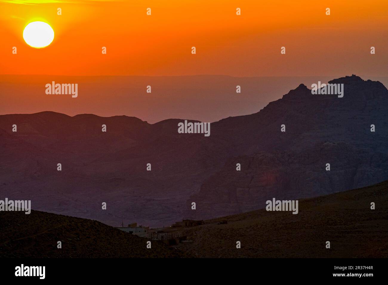 Village dans la vallée près de la forteresse Shobak, au crépuscule, Jordanie Banque D'Images