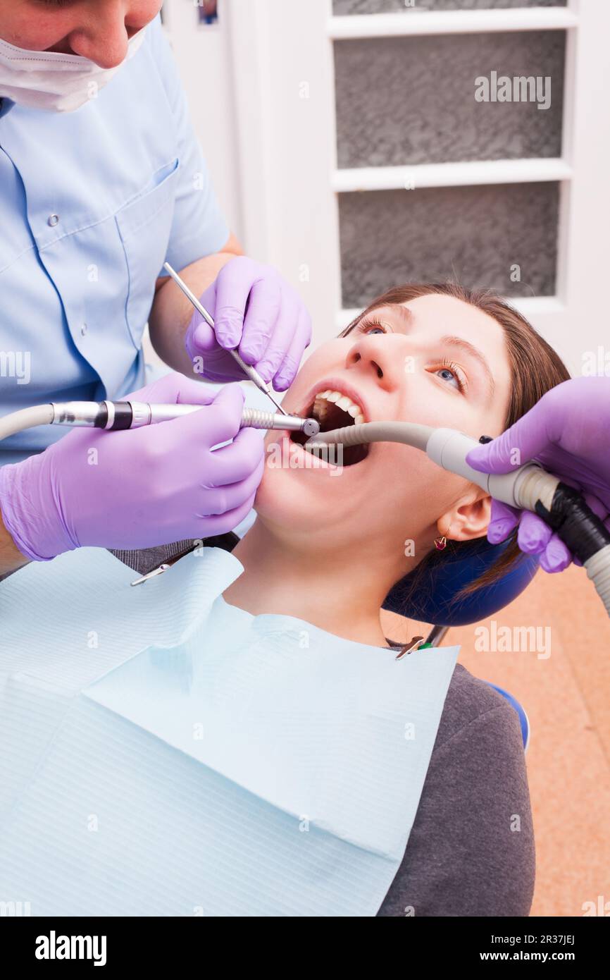 Le dentiste traite les dents à l'aide d'instruments dentaires Banque D'Images