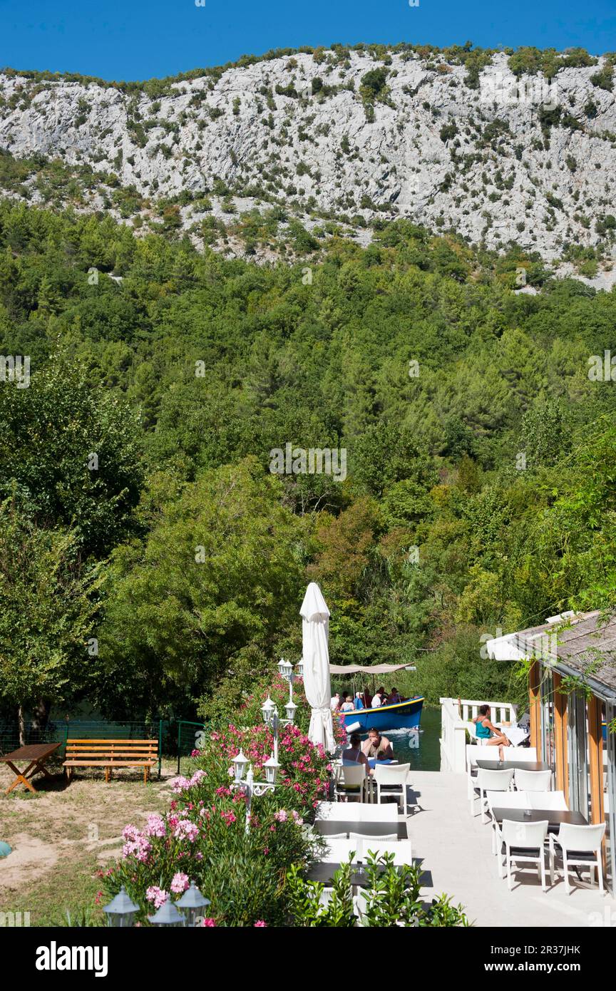 Restaurant, rivière, gorge de Cetina, près d'omis, Split-Dalmatie, Dalmatie, Croatie Banque D'Images