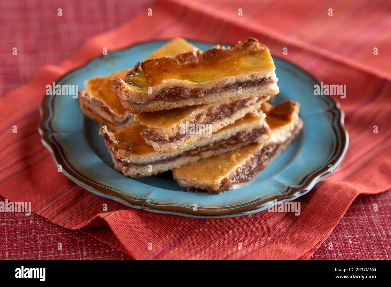 Fig cake bars sur une plaque Banque D'Images