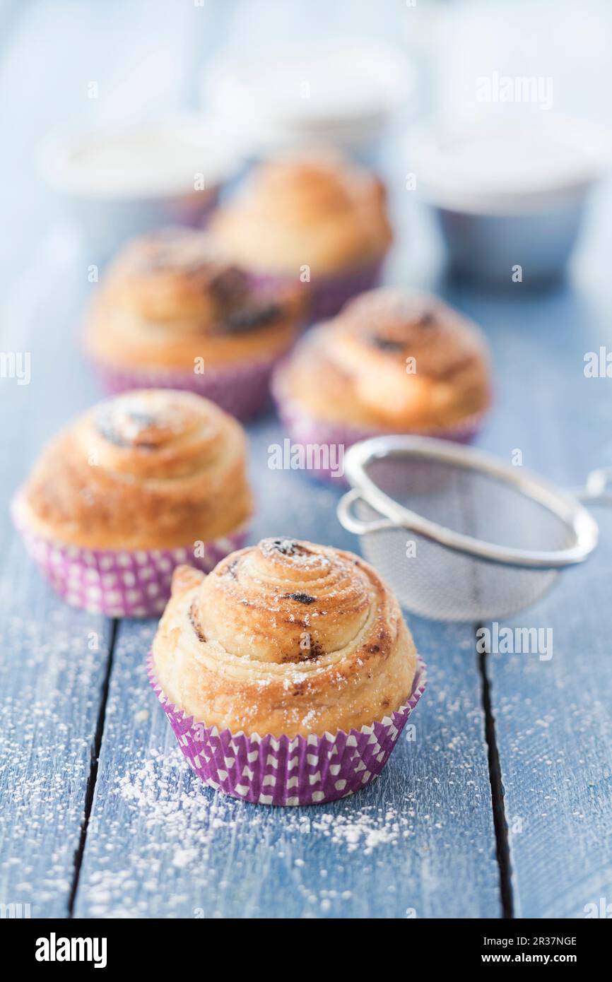 Cruffins (croissants au chocolat dans des moules à muffins) Banque D'Images