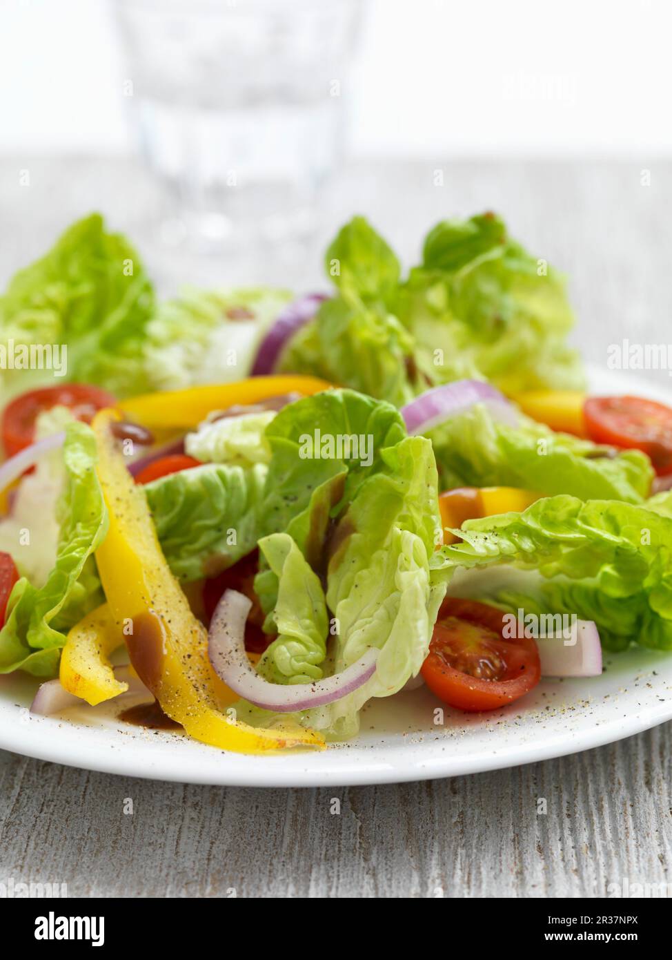 Laitue avec poivrons et tomates cerises Banque D'Images