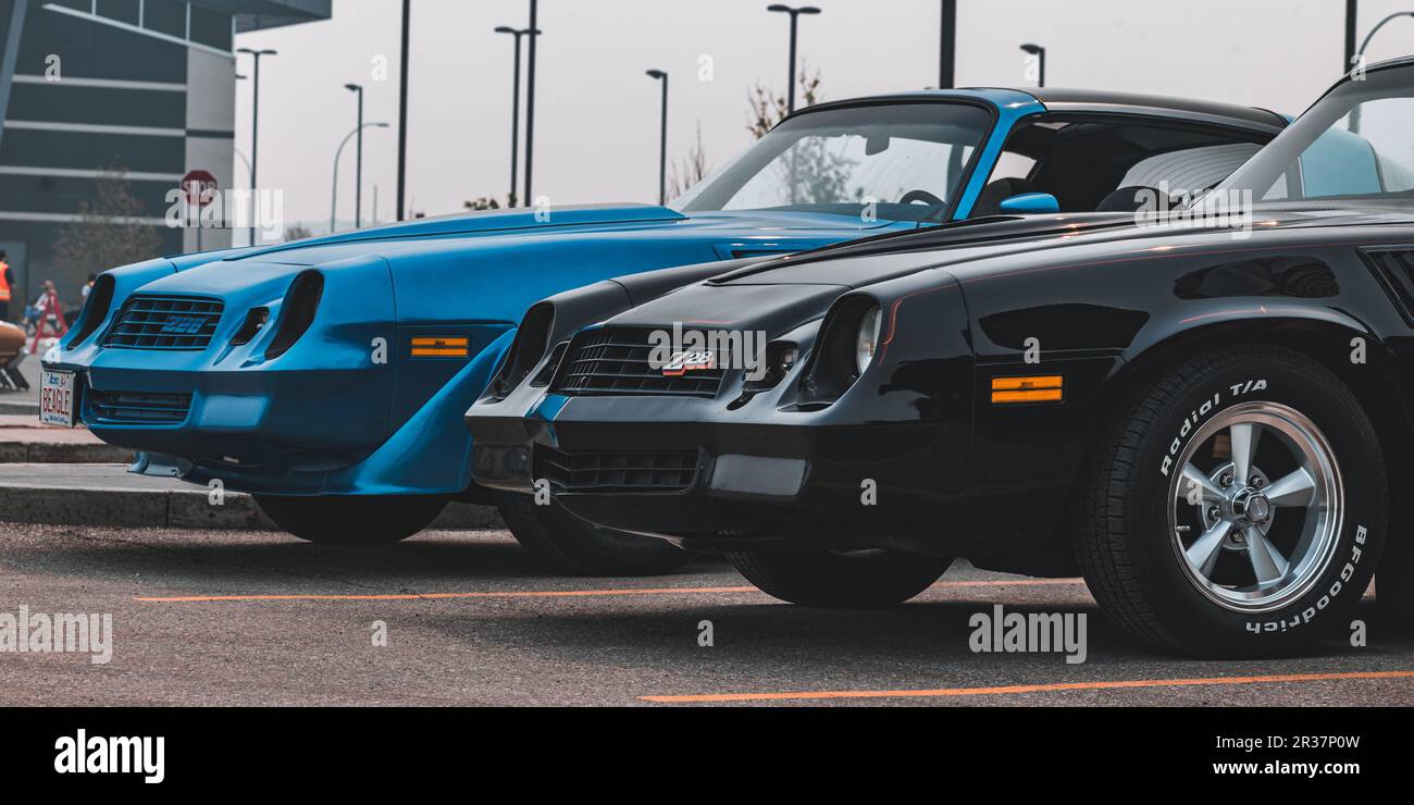 Deux Chevrolet Z28s assis côte à côte dans un parking Banque D'Images