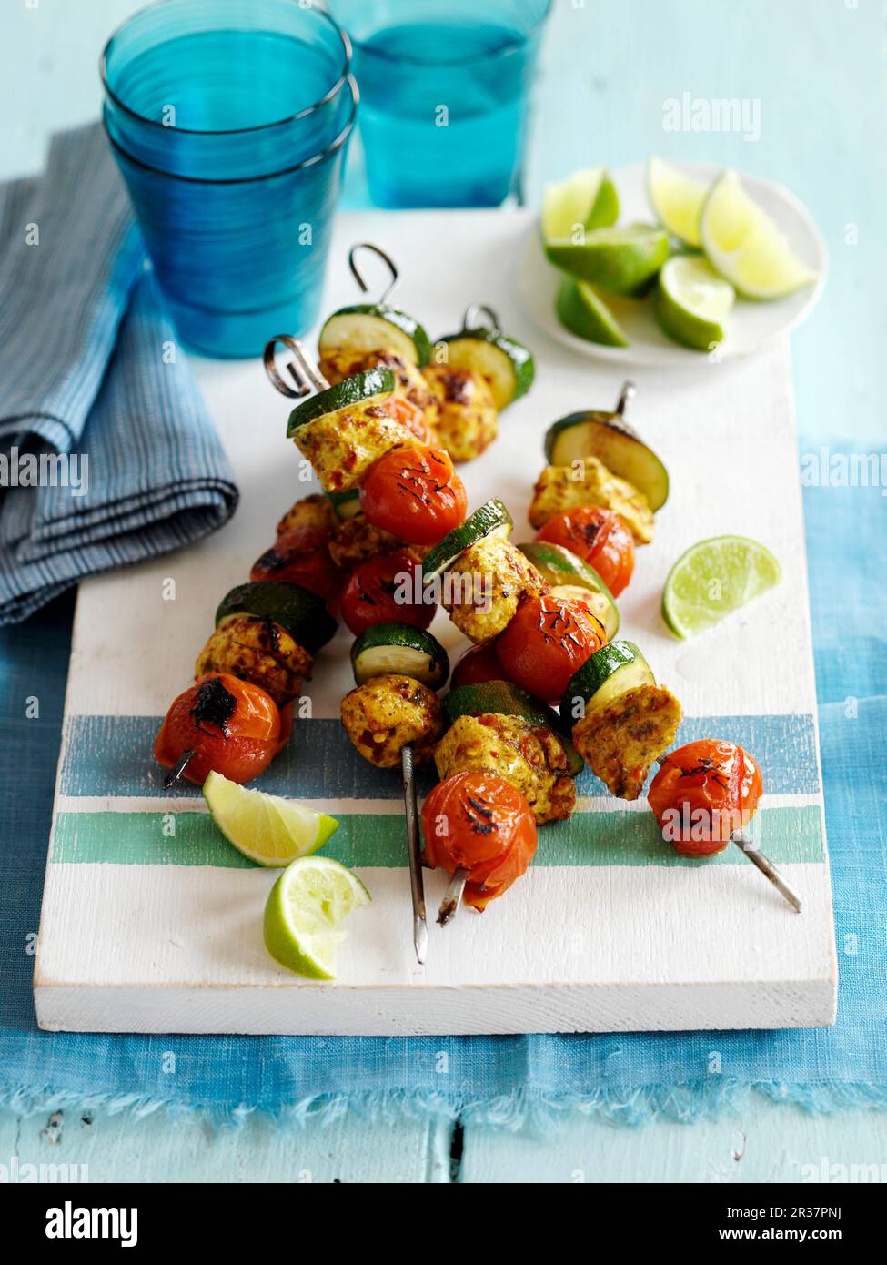 Brochettes de poulet piri piri aux tomates cerises et à la courgette Banque D'Images