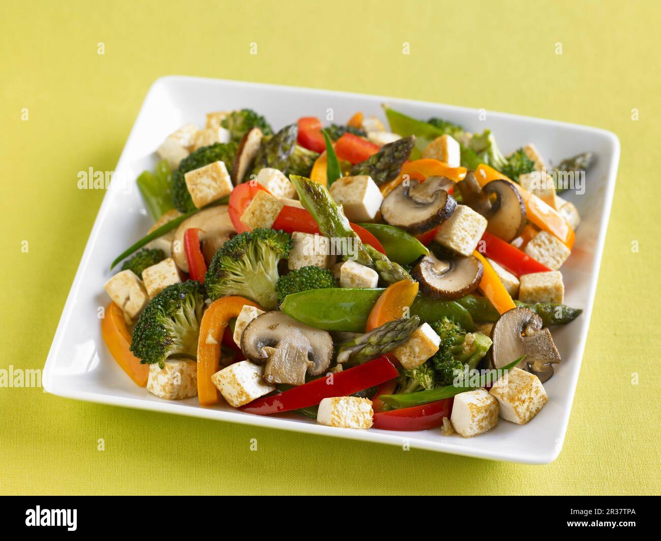 Un plat de légumes avec tofu et champignons Banque D'Images