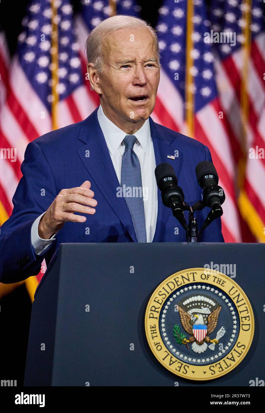 VALHALLA, NY, USA - 10 MAI 2023 : le président Joe Biden prononce une allocution au SUNY Westchester Community College. Banque D'Images