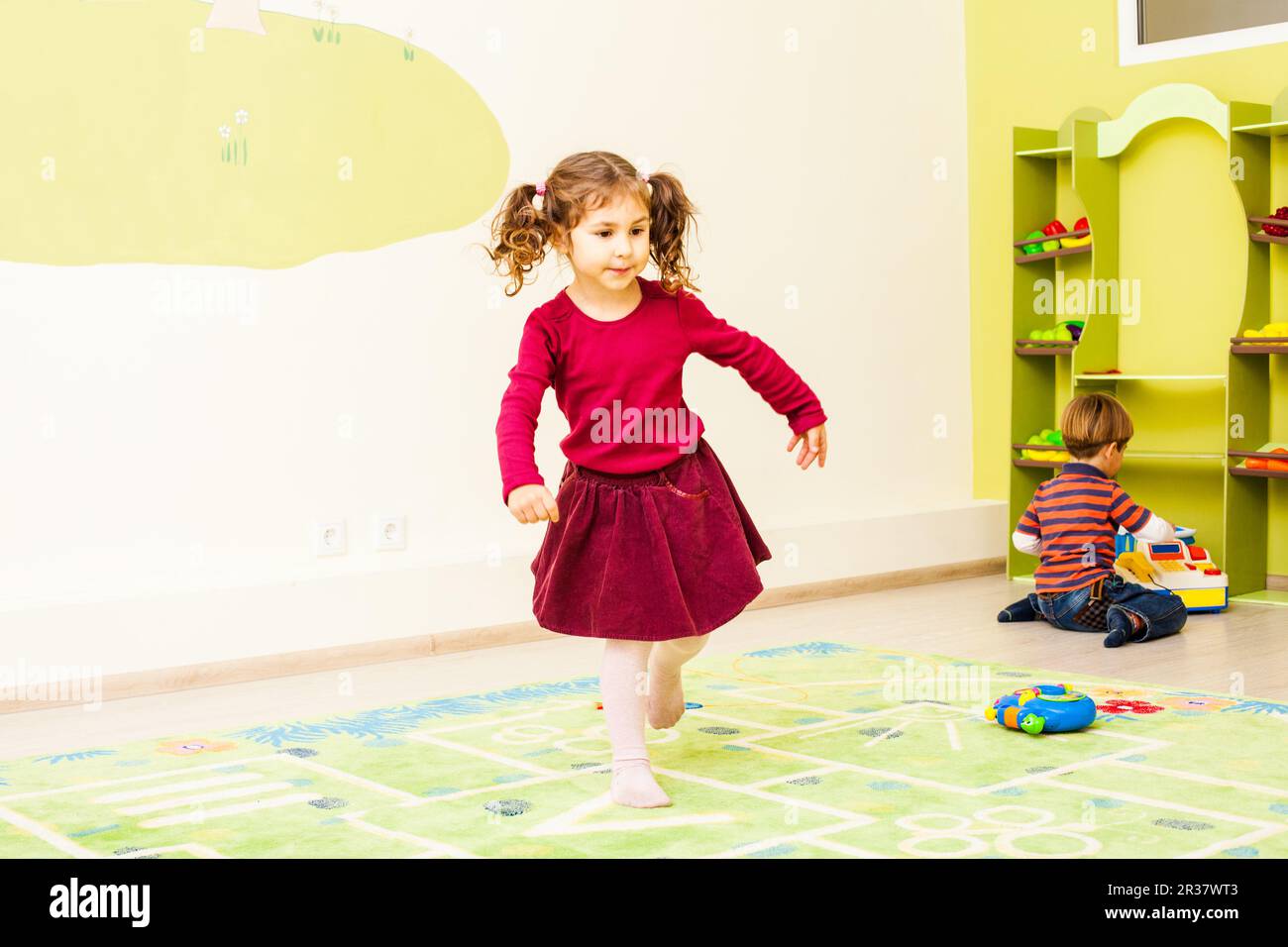 La jeune fille se concentre sur la gymnastique Banque D'Images