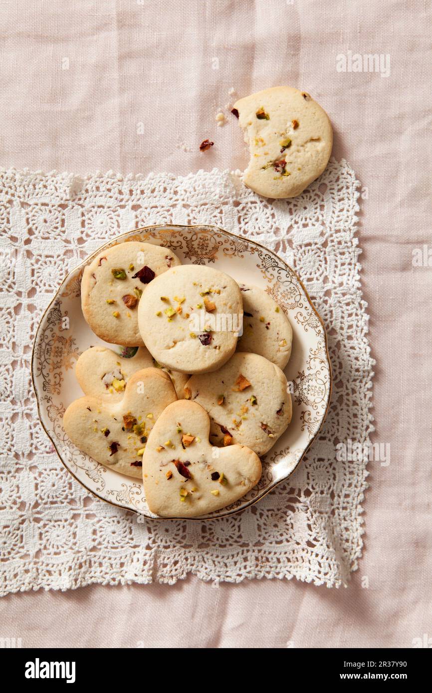 Biscuits avec pistaches et pétales de rose séchés Banque D'Images