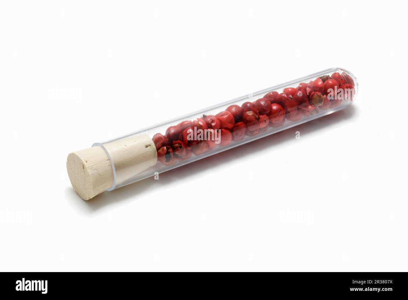 Grains de poivre rouge dans un tube à essai Banque D'Images