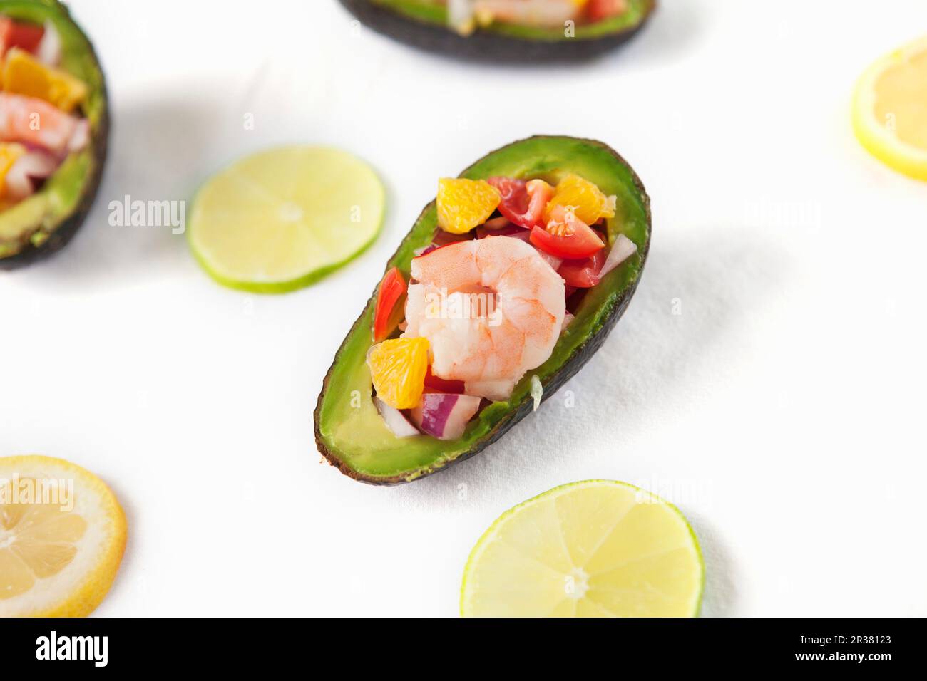 Ceviche de crevettes servie dans un avocat de moitié Banque D'Images