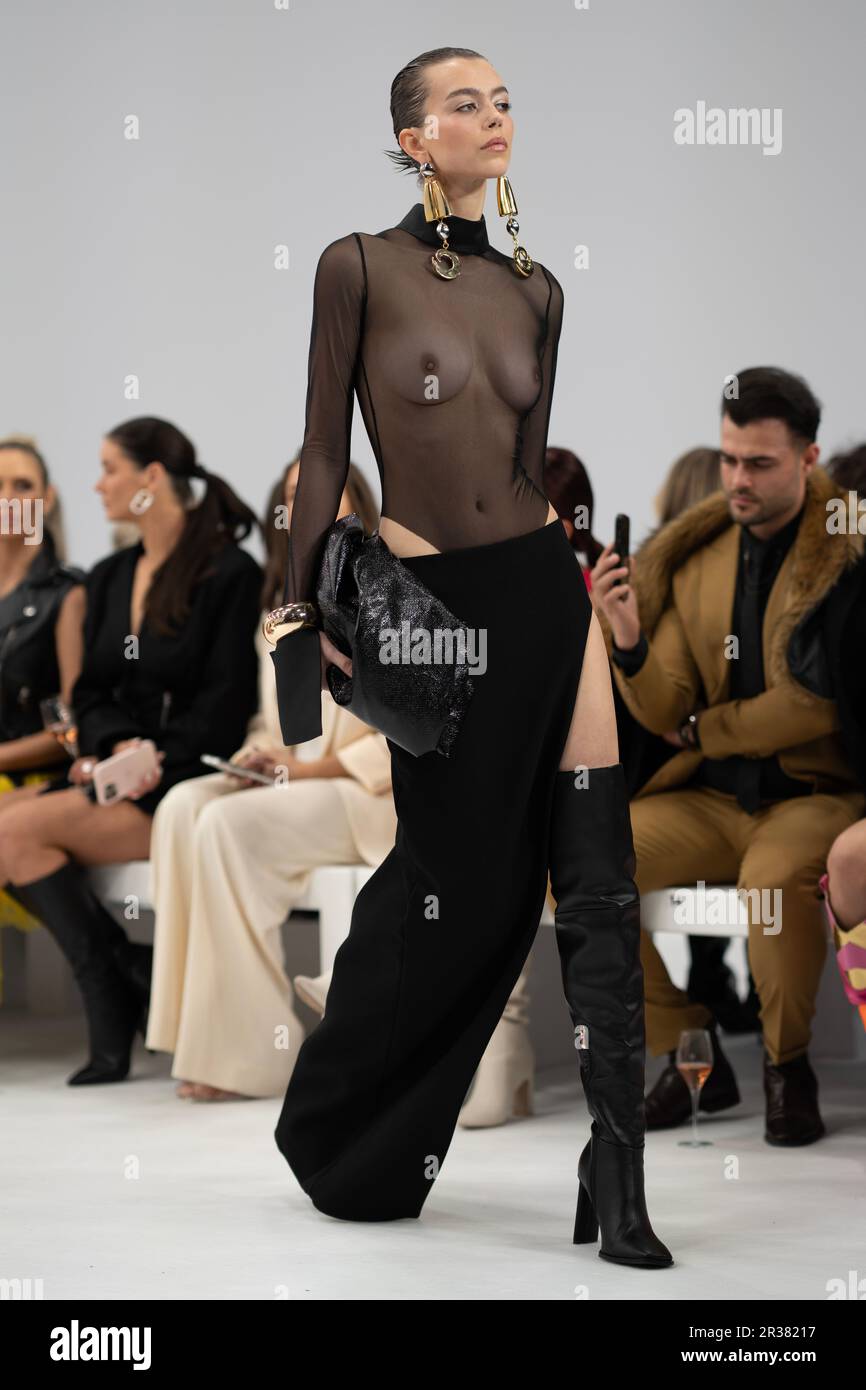 Un mannequin marche sur la piste pendant le spectacle MARIAM SEDDIQ pendant la Afterpay Australian Fashion week 2023 à Carriageworks le 17 MAI 2023 à Sydney, au Banque D'Images