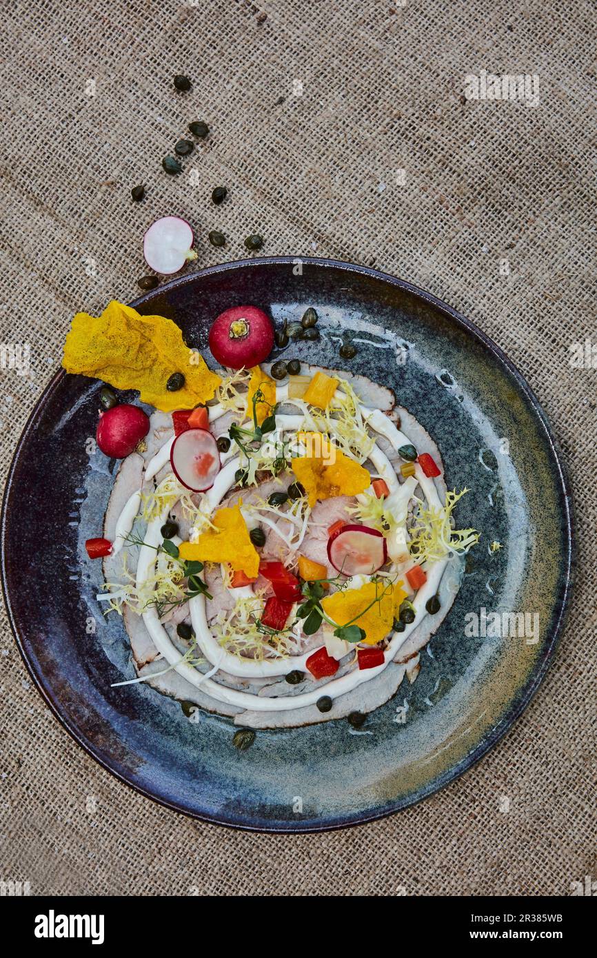 Salade colorée aux radis et fleurs de courgettes Banque D'Images