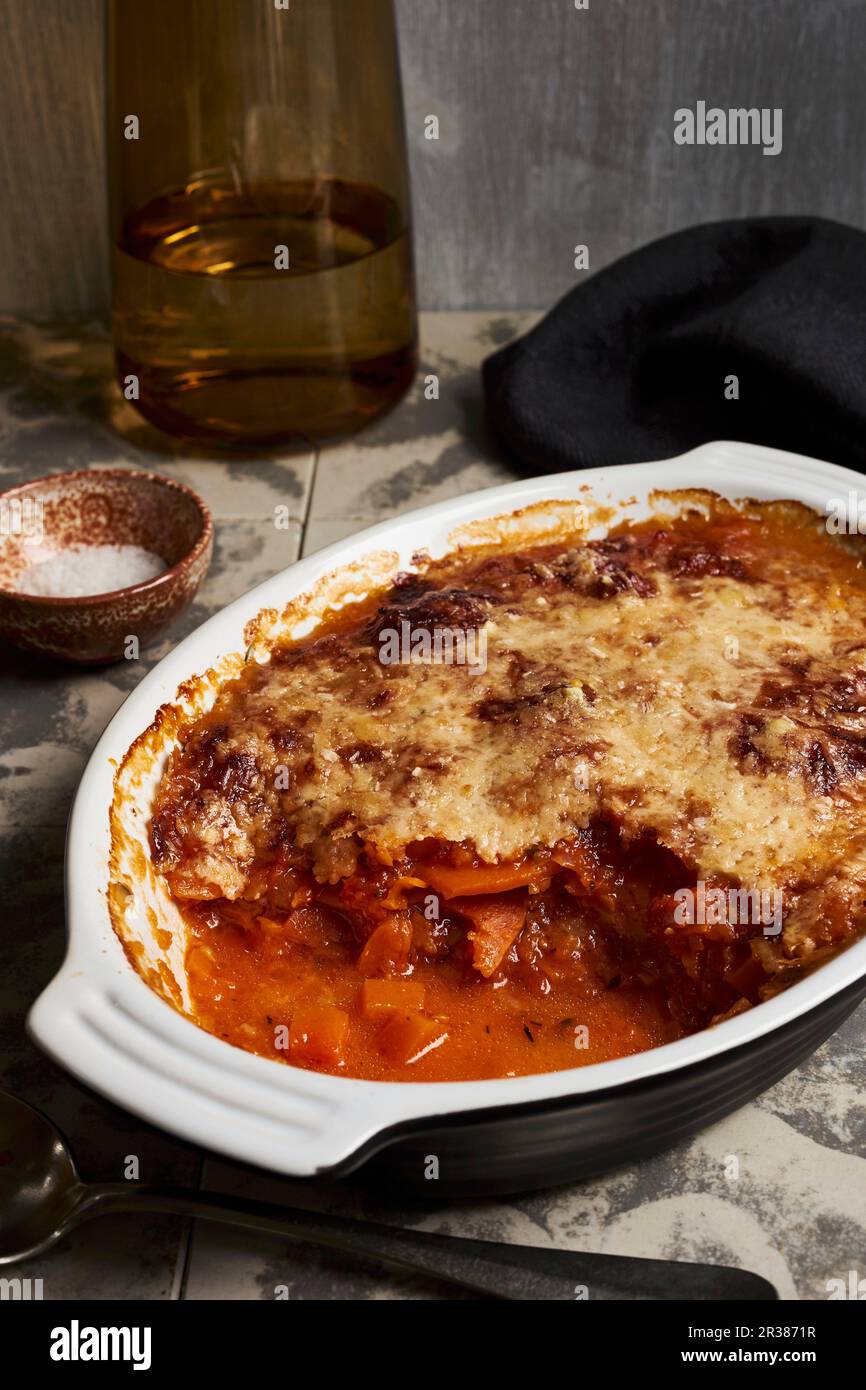 Citrouille parmigiana dans un plat de cuisson Banque D'Images