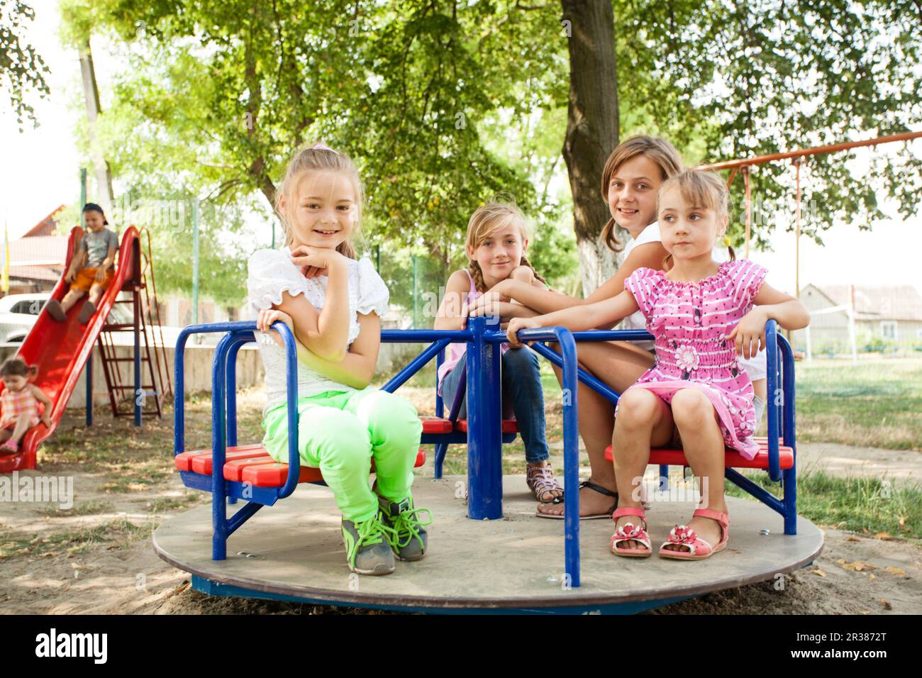 Les enfants sur le carrousel Banque D'Images