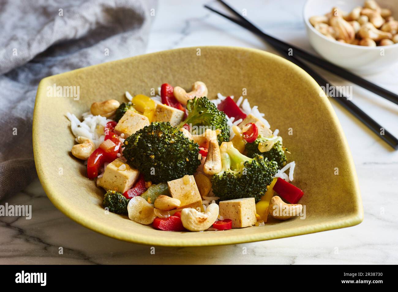Un plat végétarien au wok avec brocoli, poivrons, piment et noix de cajou Banque D'Images
