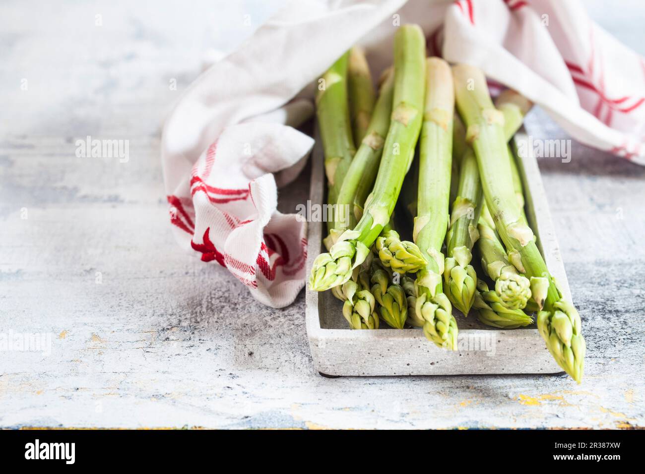 Asperges vertes fraîches avec torchon Banque D'Images