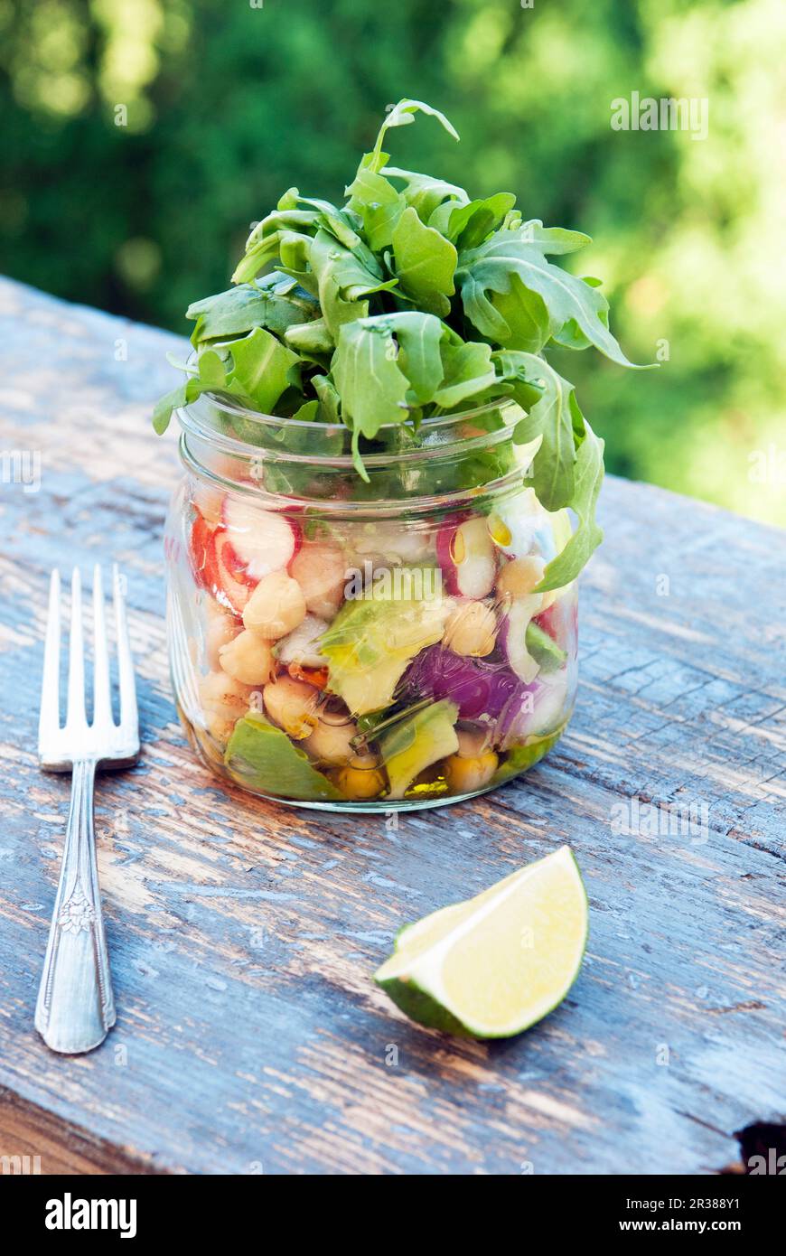 Salade saine à emporter dans un pot de maçon Banque D'Images