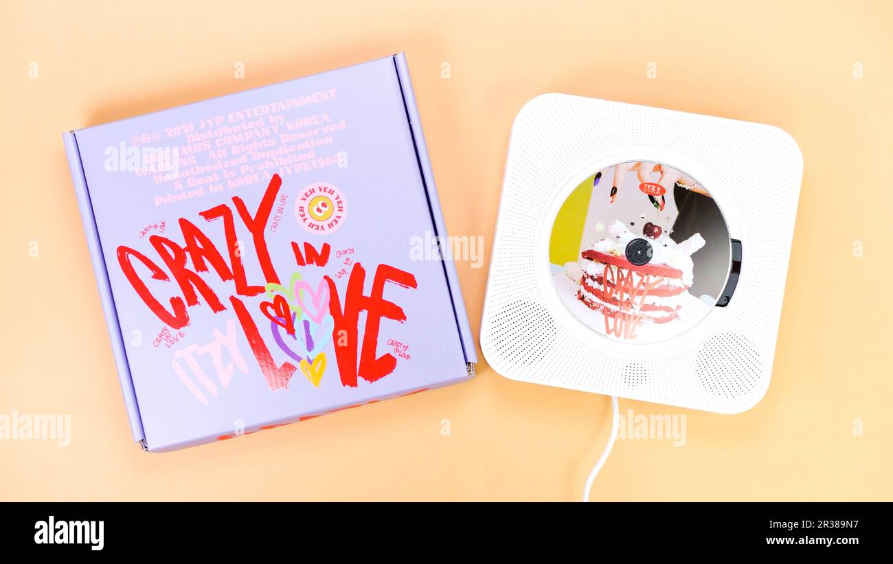 Groupe K-pop Itzy CRAZY DANS L'AMOUR 1st Album sur fond jaune. CD de musique en édition spéciale. Groupe de filles sud-coréennes Itzy. Espace pour le texte. Gatineau, QC, vers Banque D'Images
