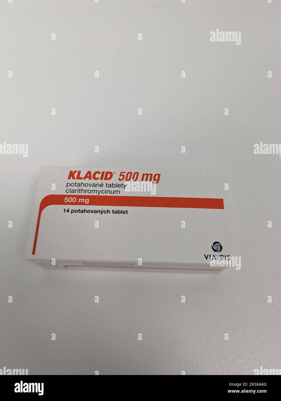 Prague, république tchèque – Mai 23 2023 : magasin de pharmacie- médicaments antibiotiques Klacid sous forme de pilule dans une boîte debout sur une table dans un fond doux de mise au point. Banque D'Images