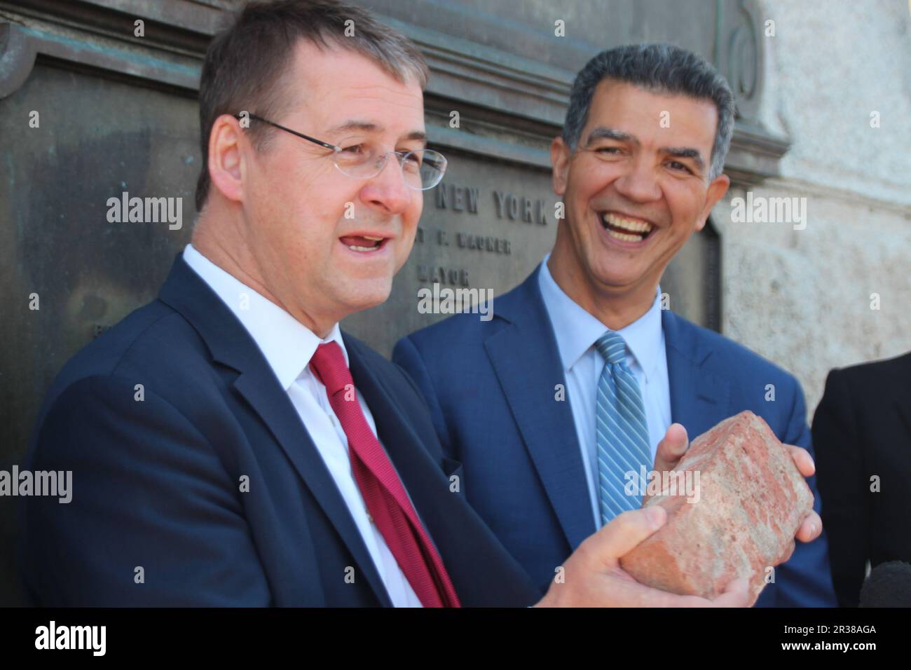 New York, États-Unis. 17th mai 2023. David Gill (l), consul général allemand, reçoit une pierre originale de la construction du pont de Brooklyn du commissaire aux transports de New York Ydanis Rodríguez sur le pont de Brooklyn. Le pont de Brooklyn est l'un des monuments les plus célèbres de New York et attire des millions de touristes chaque année. Aujourd'hui, le pont a 140 ans - en partie grâce à l'ingénierie allemande. (À dpa 'bâtiment germano-américain: Le pont de Brooklyn de New York atteint 140 ans') Credit: Christina Horsten/dpa/Alay Live News Banque D'Images