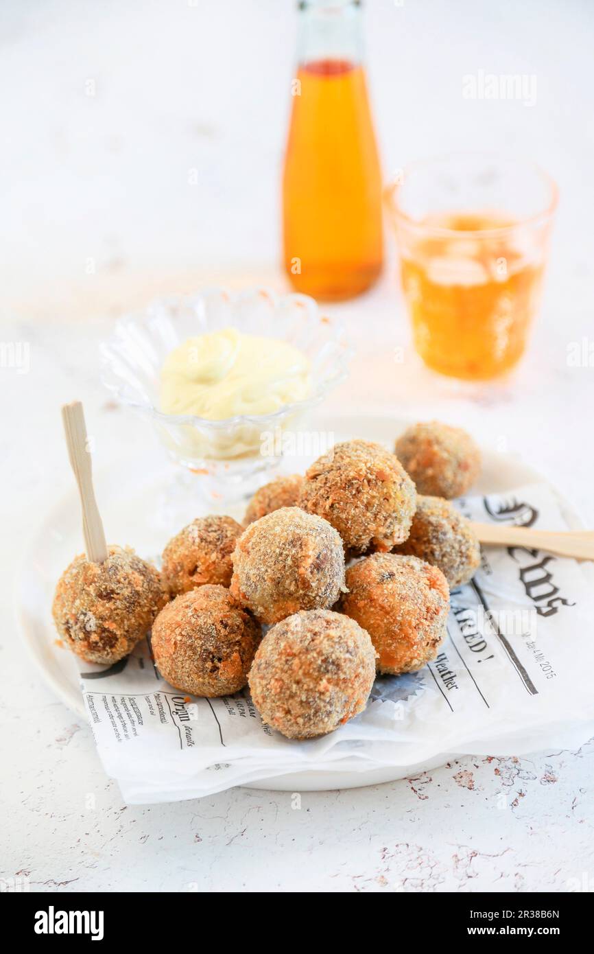 Boulettes de viande servies avec de la mayonnaise maison et un apéritif Banque D'Images