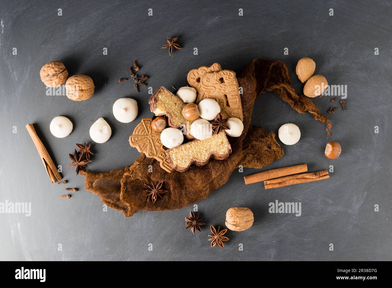 Divers biscuits de Noël, épices et noix Banque D'Images