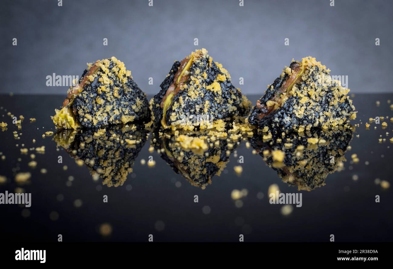 Sushi enveloppés dans des feuilles de nori Banque D'Images