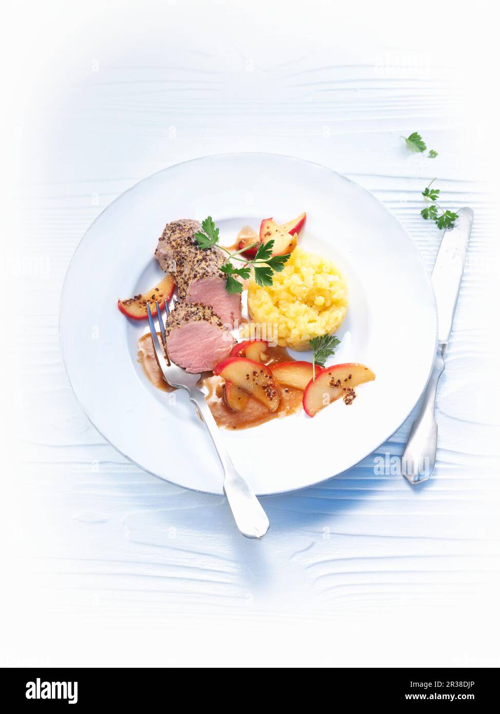 Filet de porc avec sauce à la pomme et à la moutarde Banque D'Images