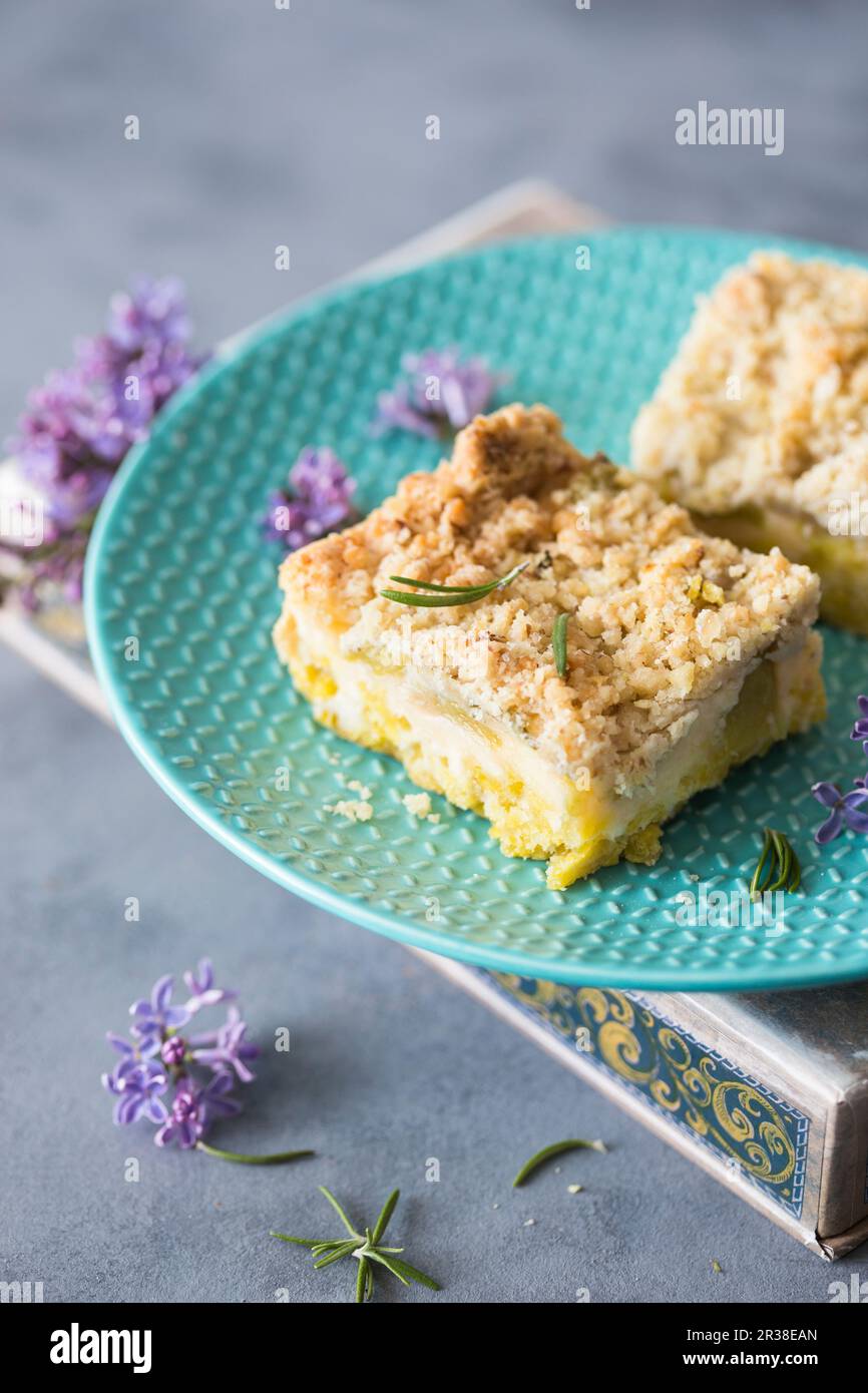 Gâteau à la rhubarbe et à la crème vanille Banque D'Images