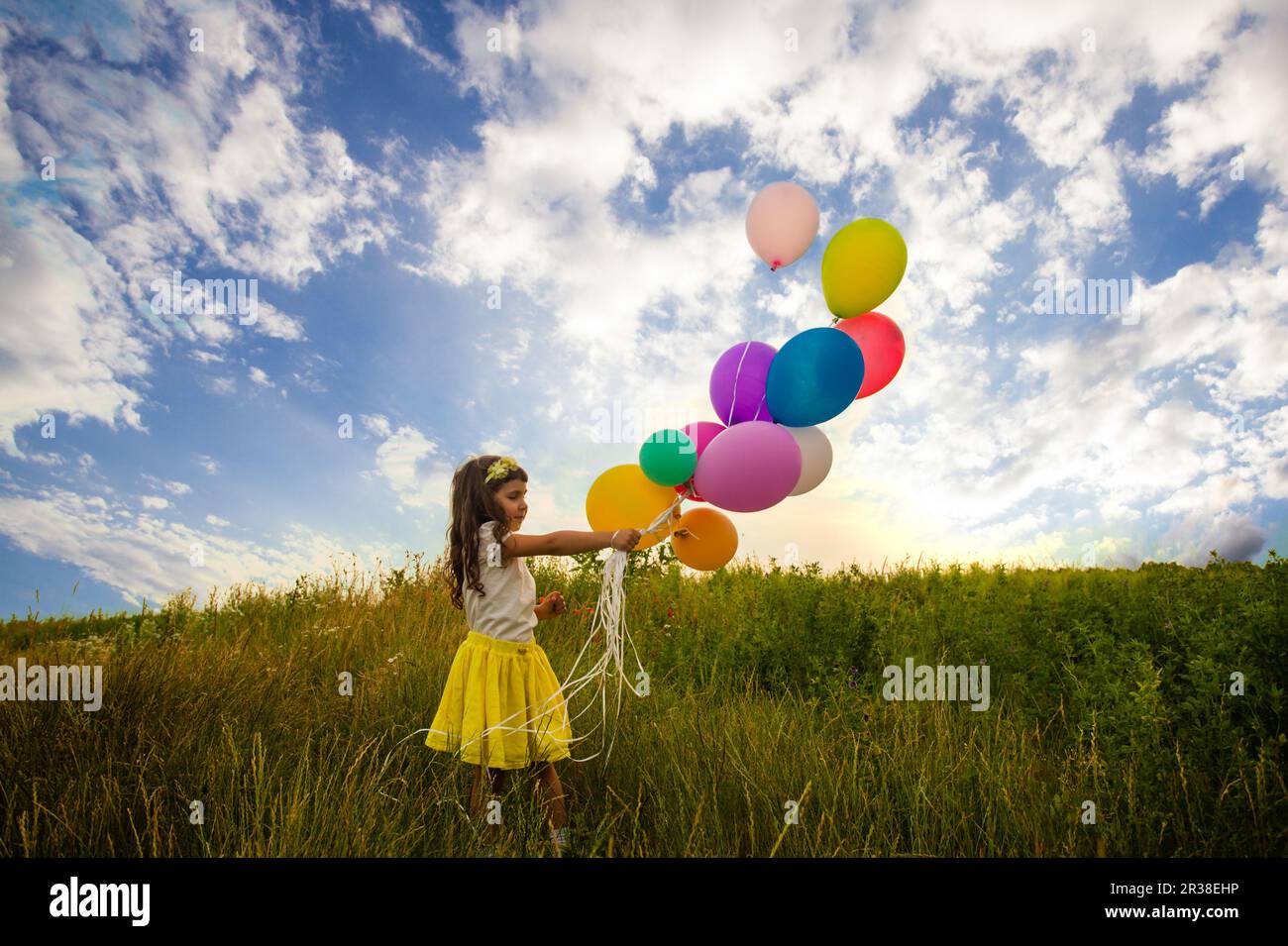 Heureux l'enfant avec des ballons colorés Banque D'Images
