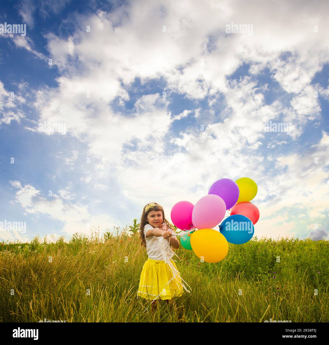 Enfant avec ballons colorés Banque D'Images