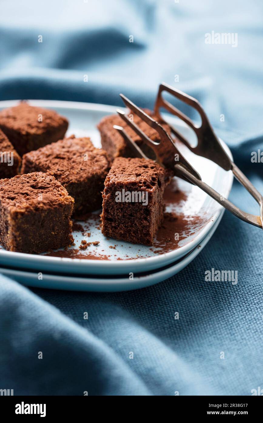 Gâteau au rhum au chocolat vegan, coupé en tranches Banque D'Images