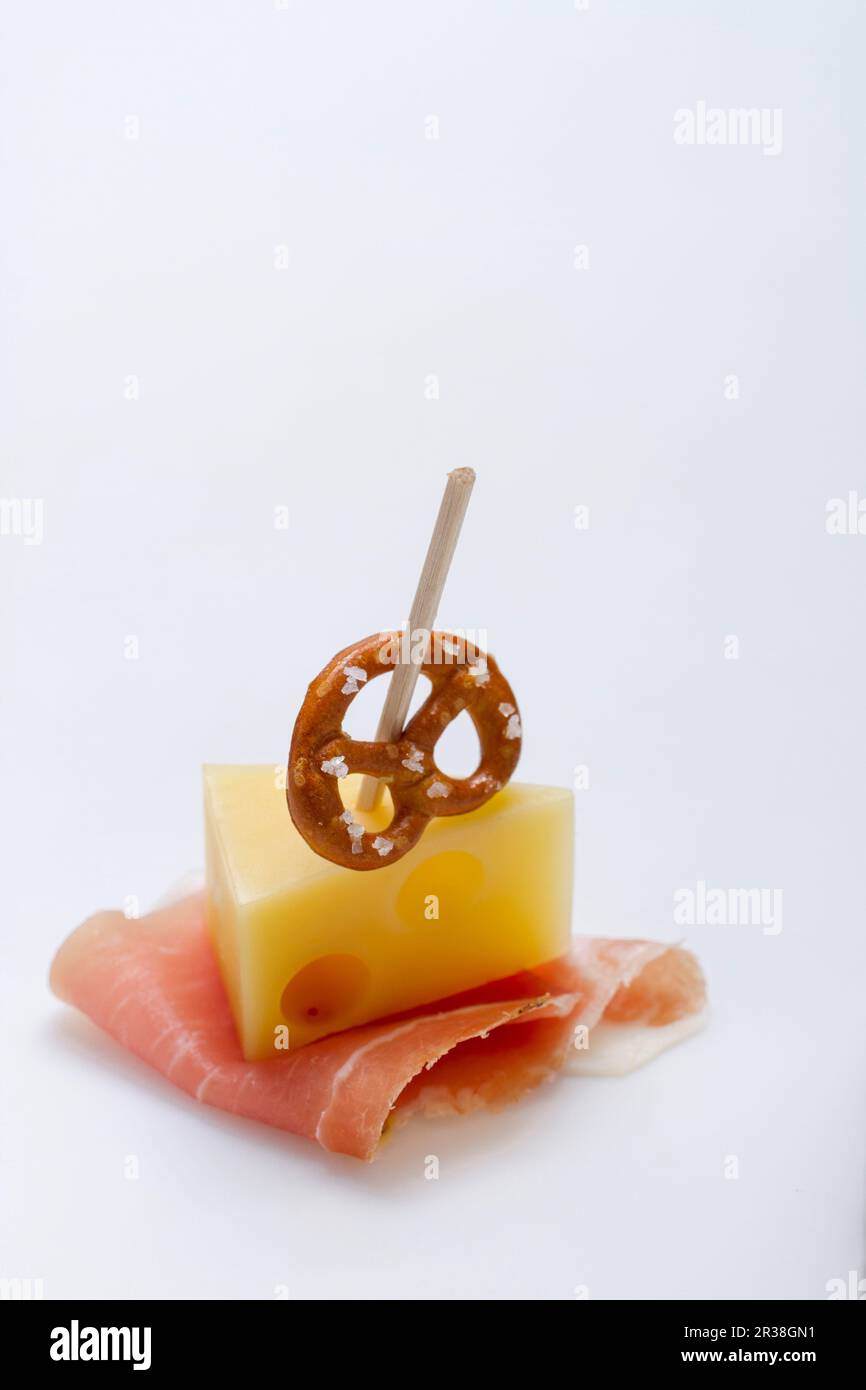 Une brochette bavaroise avec du jambon, du fromage et un bretzel Banque D'Images