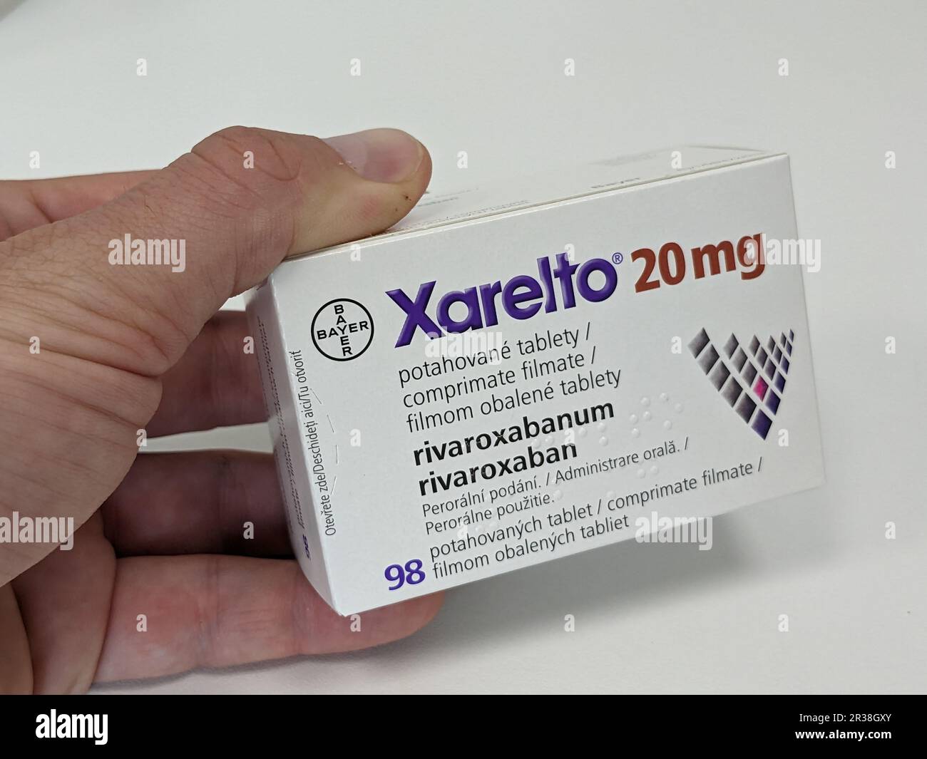 Prague, République tchèque-5 mai 2024:boîte de XARELTO de BAYER avec RIVAROXABAN substance active, utilisé pour la prévention et le traitement des caillots sanguins Banque D'Images