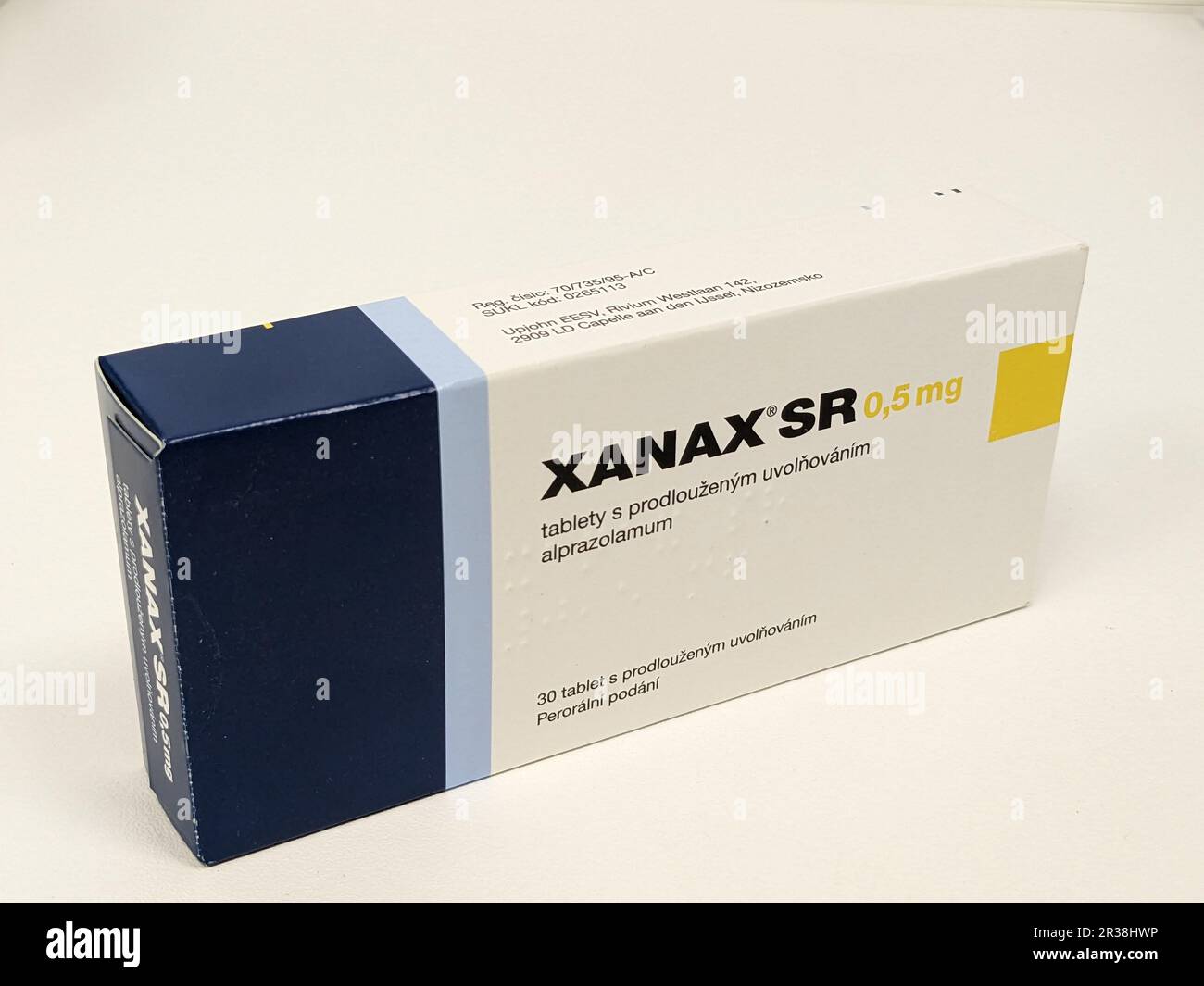 Prague, République tchèque-3 MAI 2024 : boîte de XANAX de médicament avec la substance active ALPRAZOLAM de PFIZER, utilisé pour le traitement de l'anxiété et des troubles paniques Banque D'Images