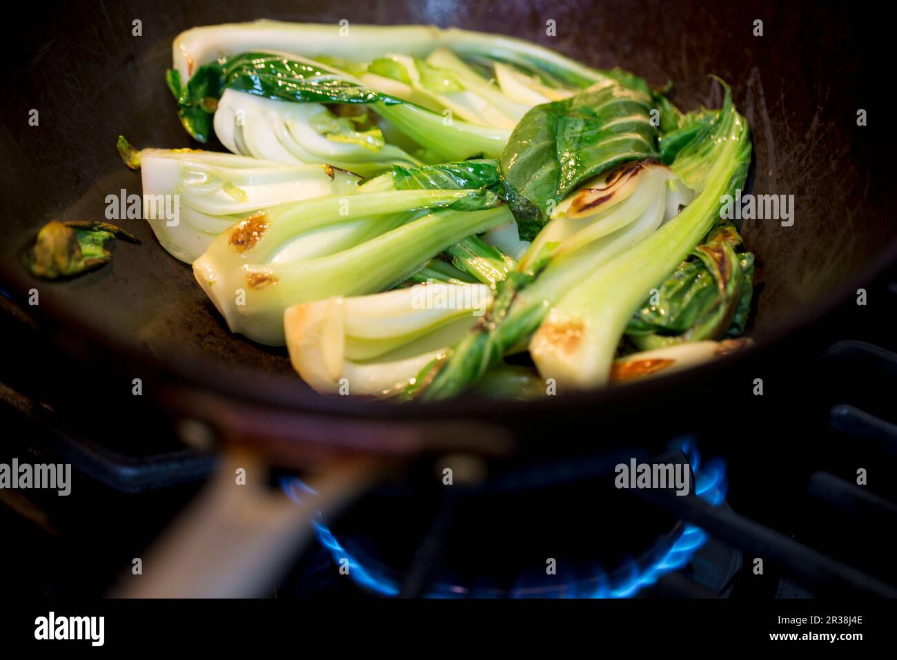 Bok choy frit dans un wok Banque D'Images