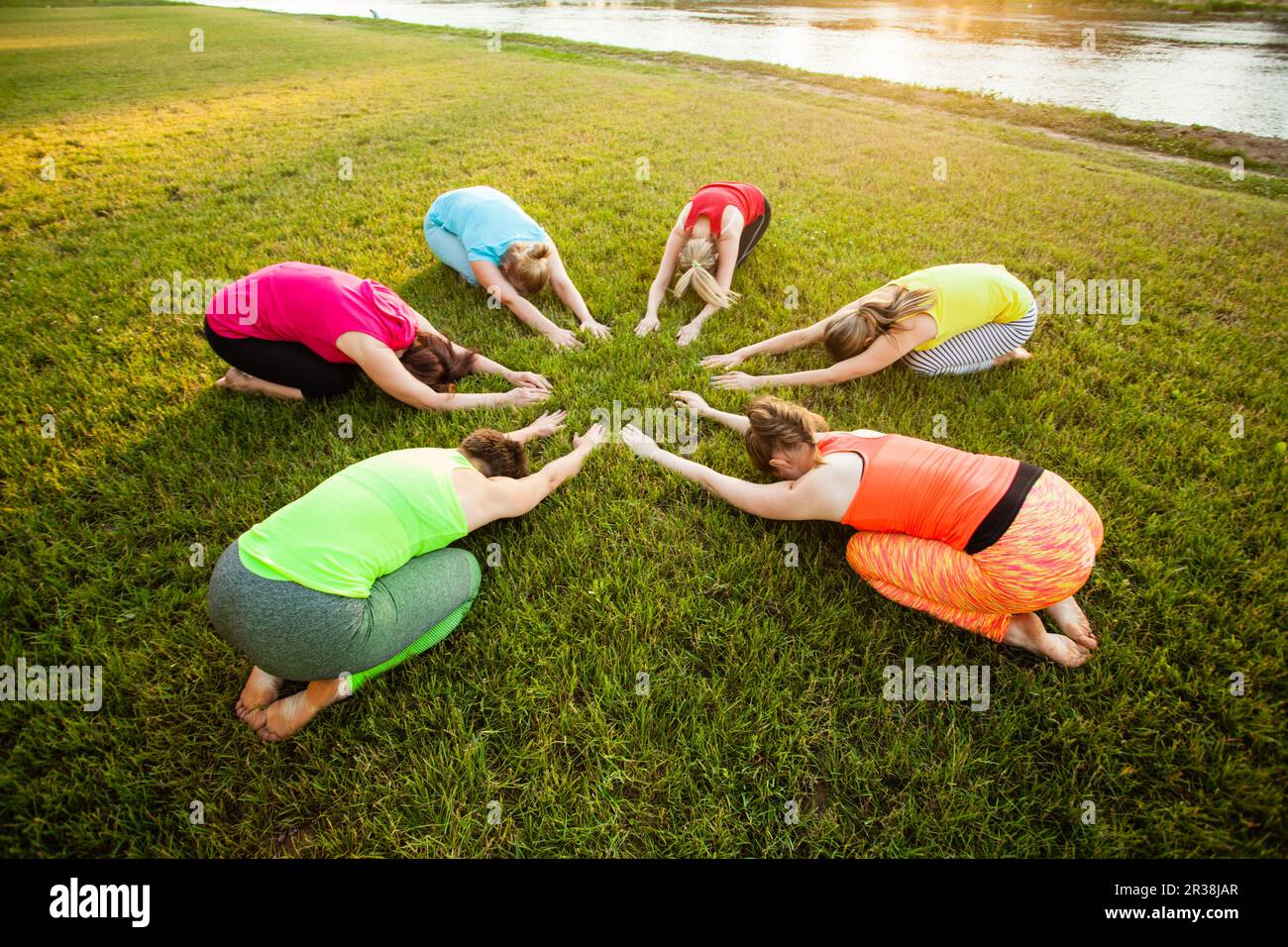 La pratique du yoga sur le champ vert Banque D'Images