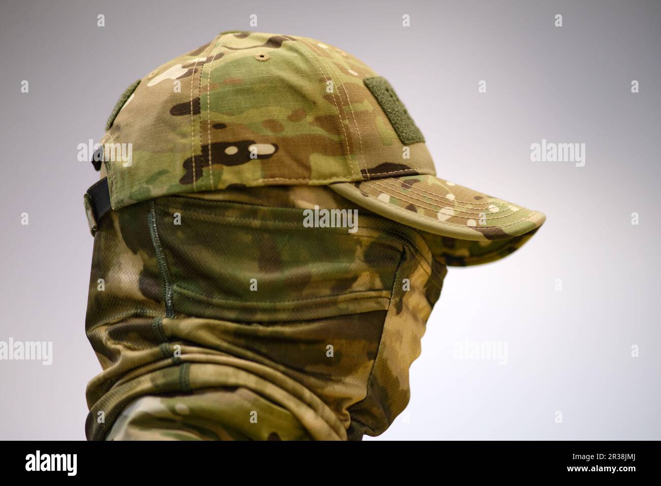 Uniforme militaire sur un mannequin comme échantillon pour la vente dans un  magasin. La boutique de l'armée présente un mannequin vêtu d'une tenue  militaire kaki Photo Stock - Alamy