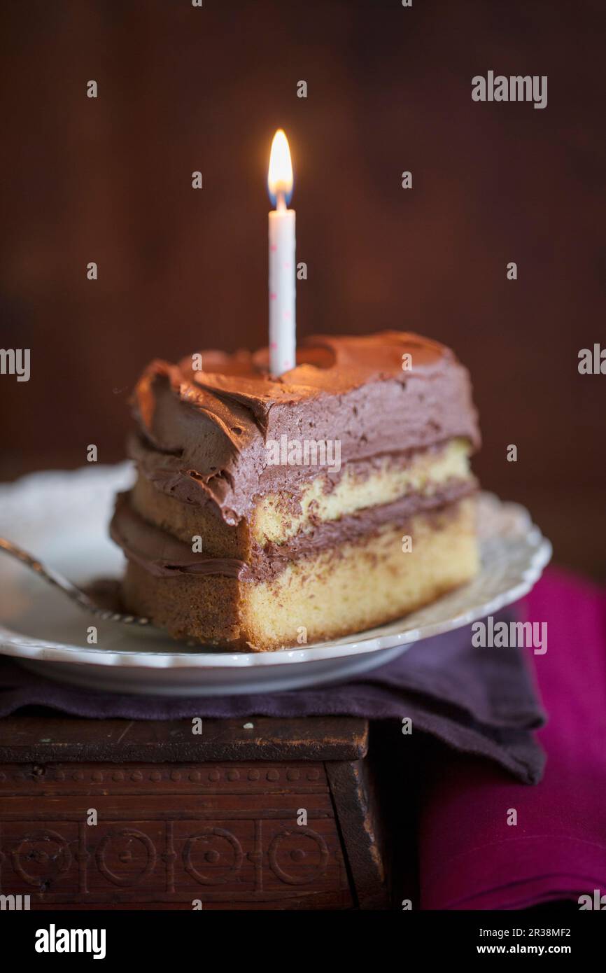 Gâteau jaune avec glaçage au chocolat Banque D'Images