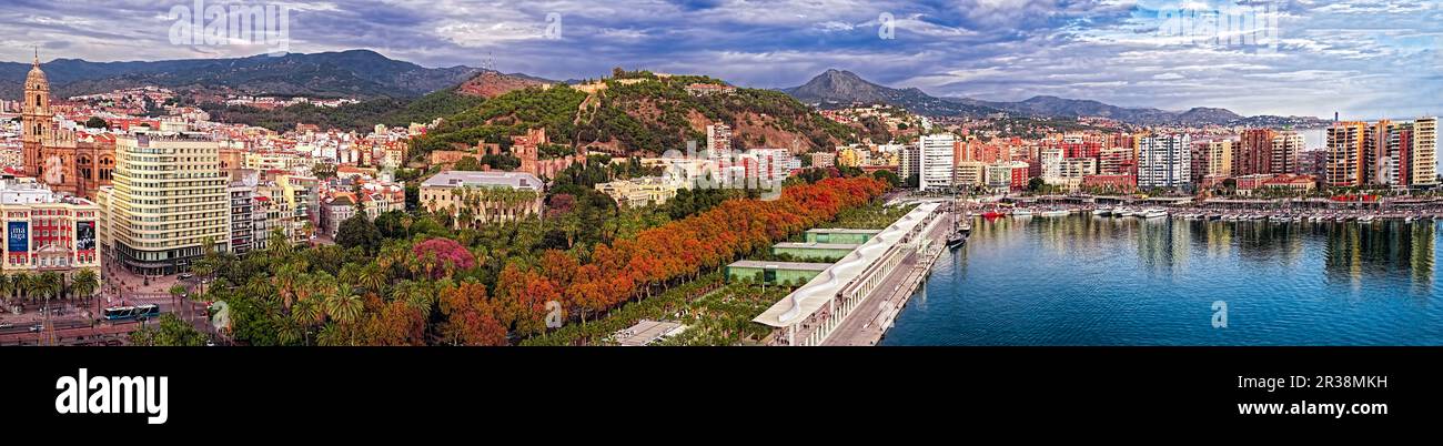 Vue panoramique sur la ville de Malaga et château antique Castillo de Gibralfaro Banque D'Images